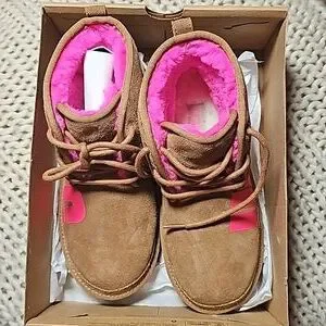 UGG ピンク耳あて OS/TU Amazon | UGG レディース 刺繍ロゴ イヤーマフ, ピンク雲, One